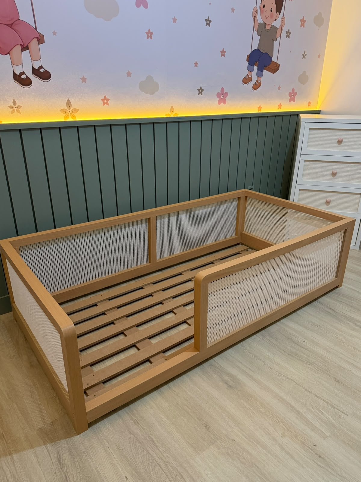 Cama Adélia em madeira clara, montada no quarto