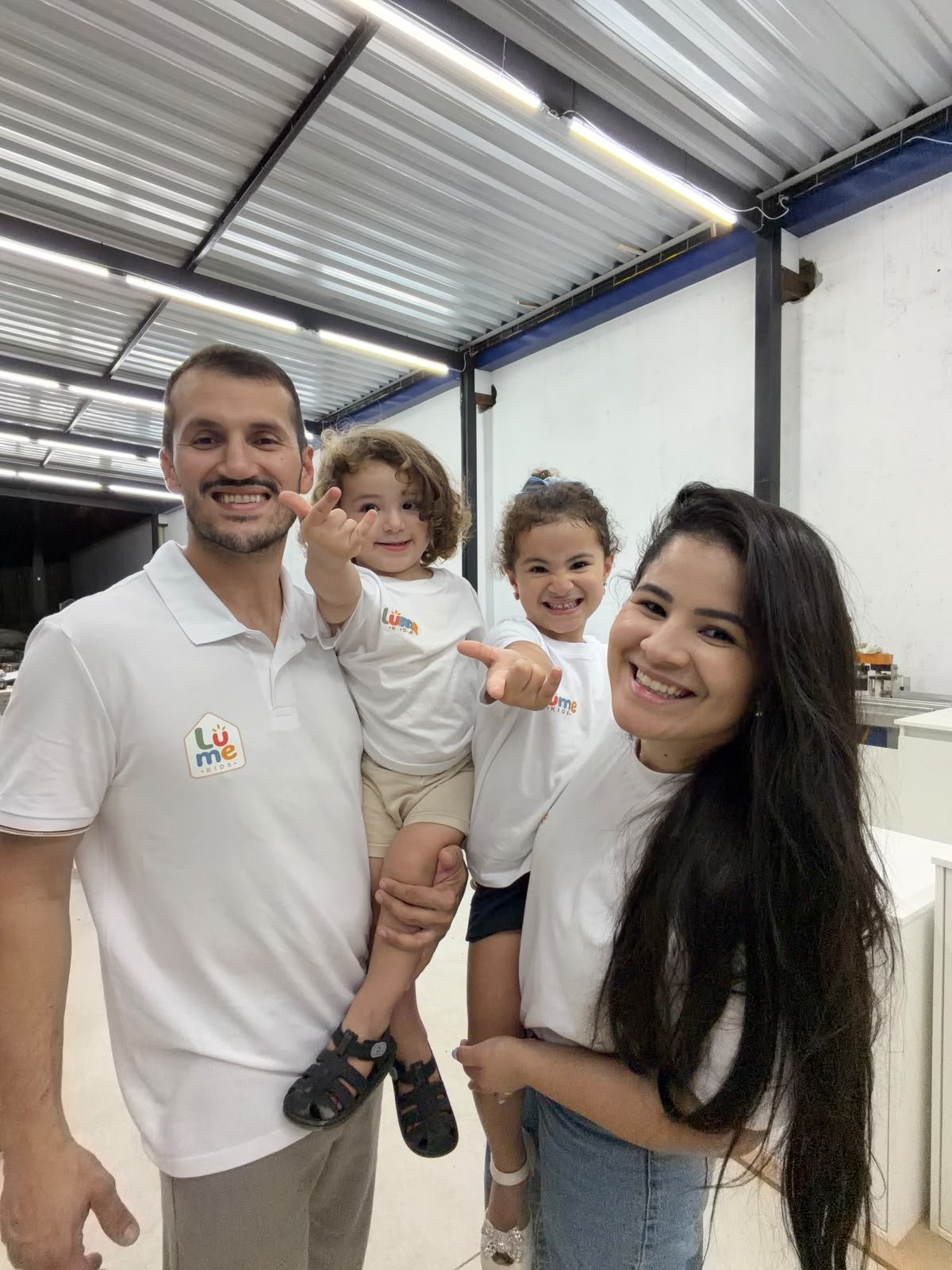 Família Lume Kids na fábrica